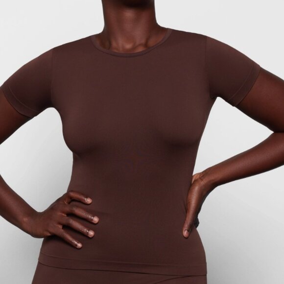 SKIMS Tops - NWT • SKIMS • SOFT SMOOTHING T-SHIRT • COCOA • MEDIUM • STRETCHY • BROWN